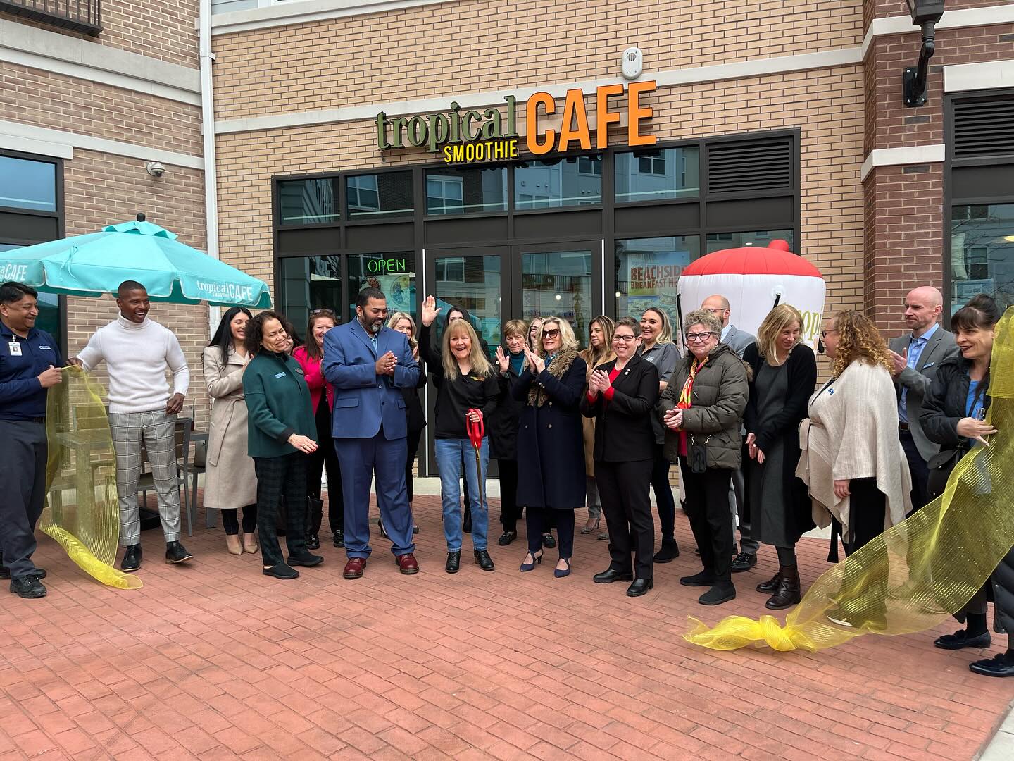 Tropical Smoothie celebrates its ribbon cutting